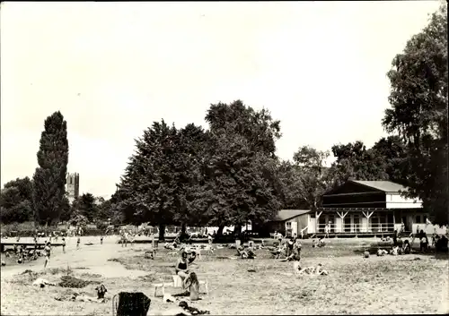 Ak Prenzlau in der Uckermark, Städtische Seebadeanstalt am Uckersee, Besucher