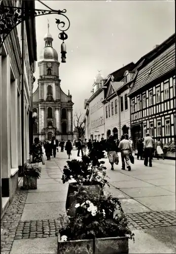 Ak Suhl in Thüringen, Steinweg mit Kreuzkirche, Straßenszene, Passanten, Kirche