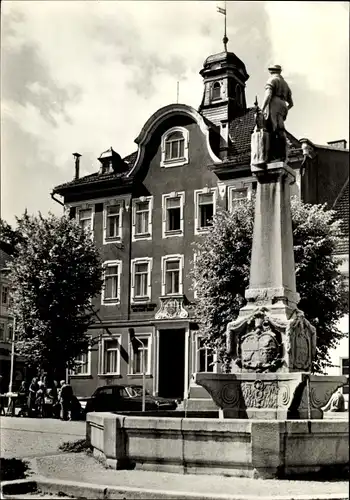 Ak Suhl in Thüringen, Rathaus, Außenansicht, Denkmal, Brunnen