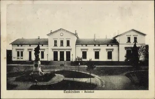 Ak Euskirchen, Blick zum Bahnhof, Denkmalstatue