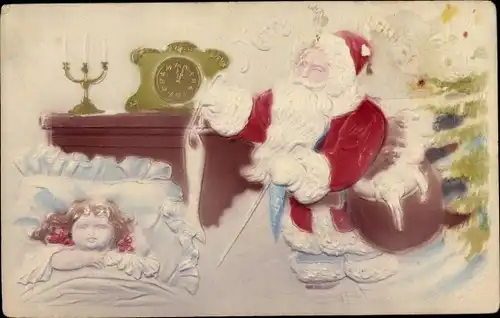 Präge Ak Weihnachtsmann, Kind im Bett, Uhr, Geschenke