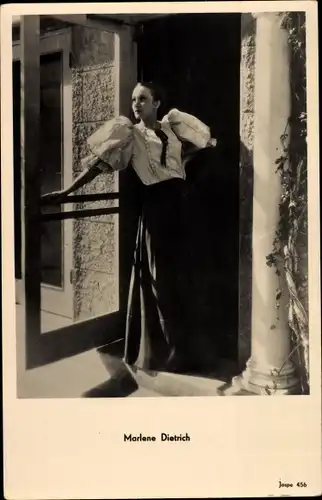 Ak Schauspielerin und Sängerin Marlene Dietrich, Standportrait