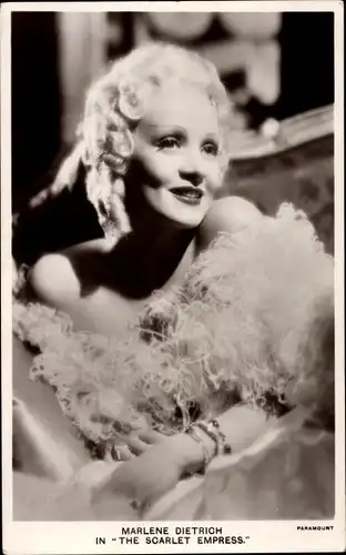 Ak Schauspielerin und Sängerin Marlene Dietrich in The Scarlet Empress