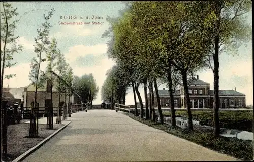 Ak Koog aan de Zaan Nordholland Niederlande, Stationsstraat met Station