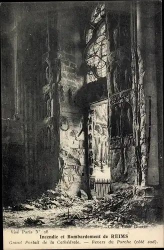 Ak Reims Marne, Incendie et Bombardement, Grand Portail de la Cathedrale, Kirche, Innenansicht