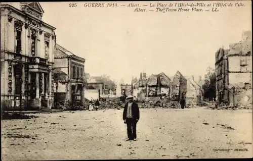 Ak Albert Somme, La Place de l'Hotel-de-Ville, Kriegszerstörungen, Platz, 1. Weltkrieg