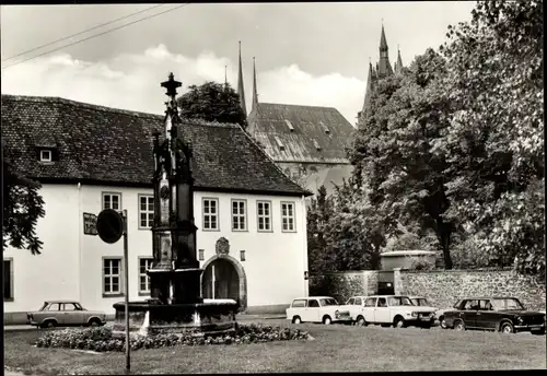 Ak Erfurt in Thüringen, Herrmannsplatz, Brunnen, Autos