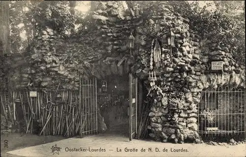 Ak Oostacker Lourdes Ostflandern, La Grotte de n. D. de Lourdes, Krücken, Kapelle