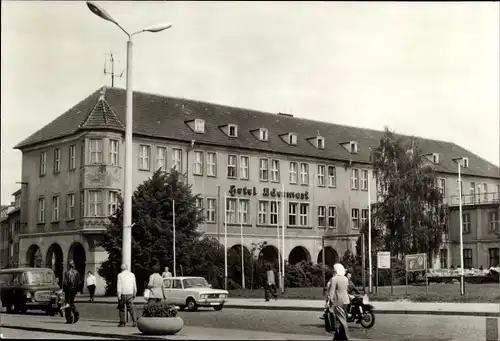 Ak Prenzlau in der Uckermark, Partie am Hotel Uckermark, Autos