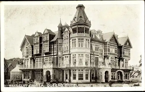 Ak Westcliff on Sea Southend on Sea Essex England, Queens Hotel, Frontansicht