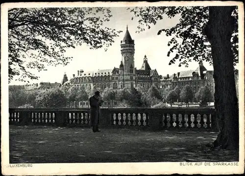 Ak Luxemburg Luxembourg, Blick auf die Sparkasse, Gebäude, Türme, Geländer, Mann