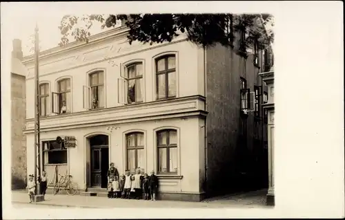 Foto Ak Neumünster in Holstein, Brachenfelder Straße 35, Frau mit Kindern am Friseur