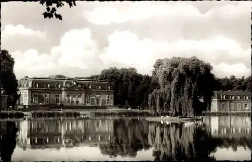 Ak Benrath Düsseldorf am Rhein, Schloss Benrath, Außenansicht, See