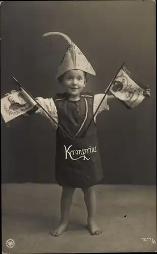 Ak Kronprinz, Kind mit Zeitungshut, Fahnen Kaiser Wilhelm II., Kronprinz Wilhelm von Preußen