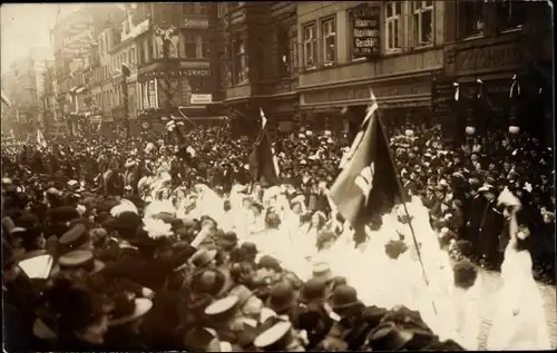 Foto Ak Kaiser Wilhelm II.? zu Pferde, Besuch, Festzug