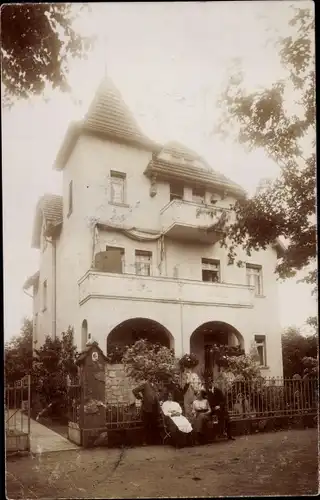 Foto Ak Berlin, Familienbild am Wohnhaus Nr. 6