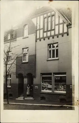 Foto Ak Geschäftshaus, Kolonialwarengeschäft, Schaufenster, Reklame Persil, Wohnhaus
