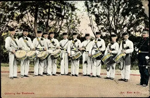 Ak Niederländische Soldaten in Uniformen, Orchester, Trommel, Oefening der Tambours