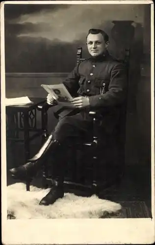 Foto Ak Soldat in Uniform, Portrait, Stuhl