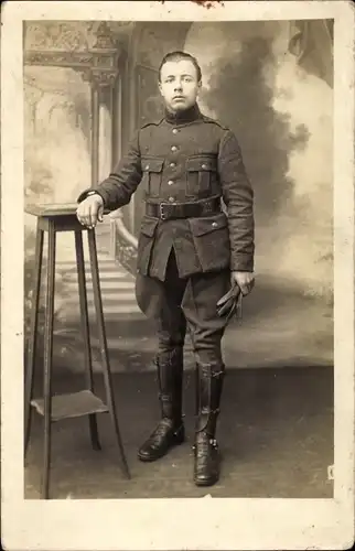 Foto Ak Soldat in Uniform, Standportrait