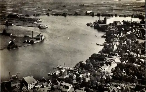 Ak Zaandijk Nordholland, Fliegeraufnahme der Stadt mit Kanal und Umgebung