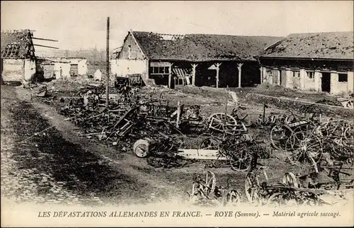 Ak Roye Somme, Materiel agricole saccage, zerstörte landwirtschaftliche Geräte, Kriegszerstörung