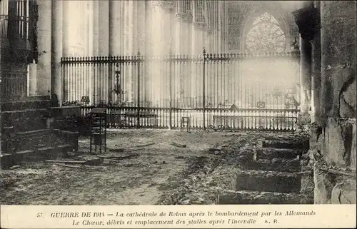 Ak Reims Marne, La cathedrale apres le bombardement par les Allemands, Innenansicht, Kirche