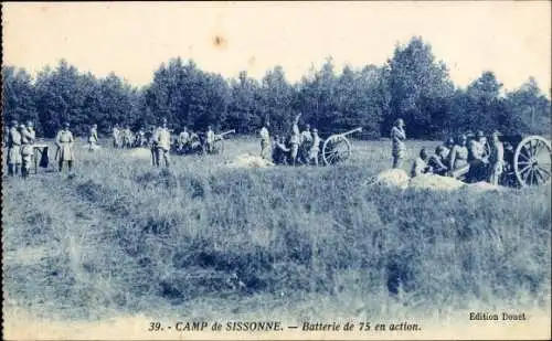 Ak Sissonne Aisne, Batterie de 75 en action, Artilleriestellung, Soldaten