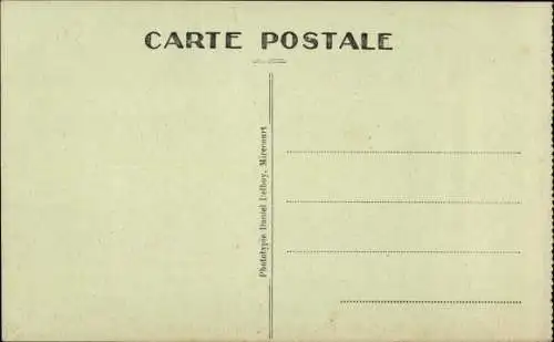 Ak Sissonne Aisne, Batterie de 75 en action, Artilleriestellung, Soldaten