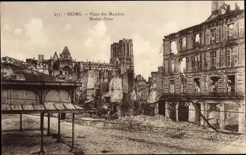 Ak Reims Marne, Place de Marches, Kirche, Platz, Kriegszerstörungen