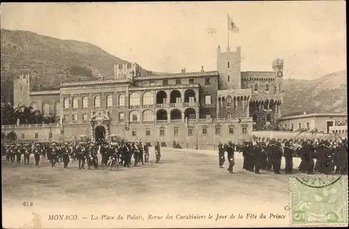 Ak Monte Carlo Monaco, La Place du Palais, Revue de Carabiniers le Jour de la Fete de Prince, Garde