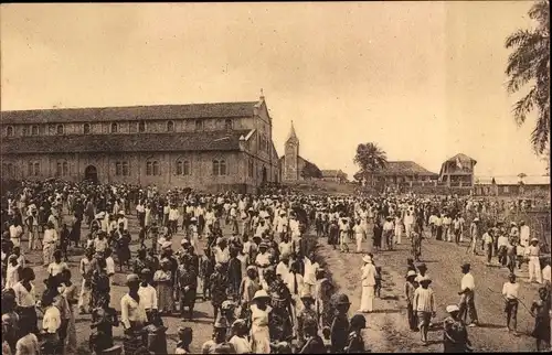 Ak Yaoundé Jaunde Kamerun, La sortie de la Messe a la Mission Catholique