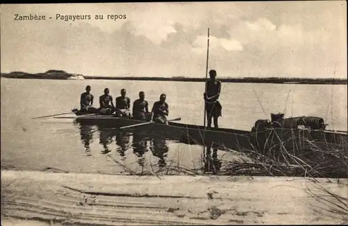 Ak Sambia, Zambeze, Pagayeurs au repos, Ruderboot