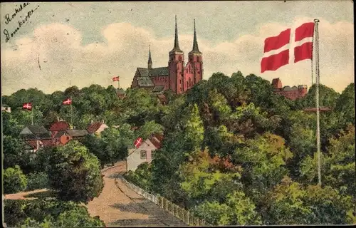 Ak Roskilde Dänemark, Blick zur Domkirche, Landesfahne