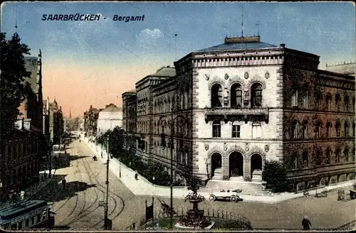 Ak Saarbrücken im Saarland, Bergamt, Außenansicht, Straßenbahn