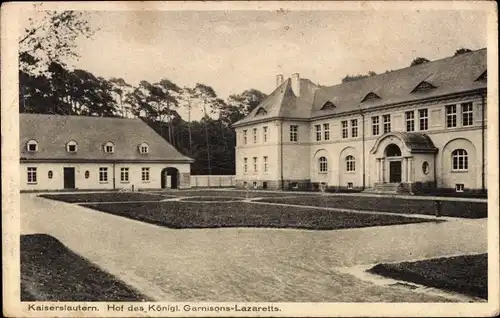 Ak Kaiserslautern in der Pfalz, Hof des Königl. Garnisons-Lazaretts