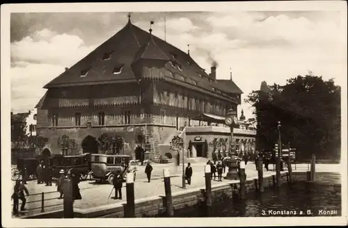 Ak Konstanz Bodensee, Passanten am Konzil, Terrasse