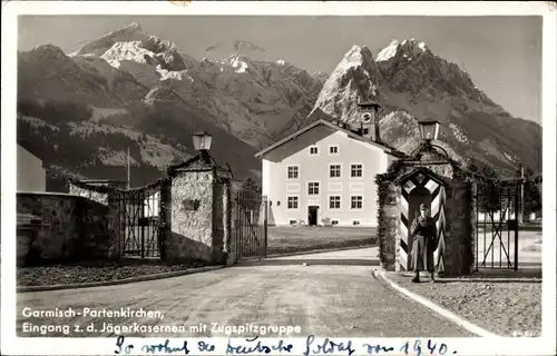 Ak Garmisch Partenkirchen in Oberbayern, Eingang z. d. Jägerkasernen, Zugspitze