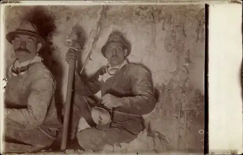 Foto Ak Zwei Bergmänner unter Tage, Grubenlampe, Hammer