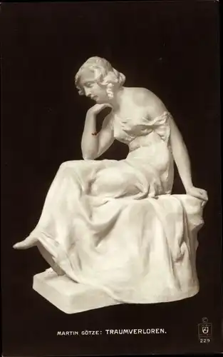 Ak Plastik von Martin Götze, Traumverloren, Frau in Gewand
