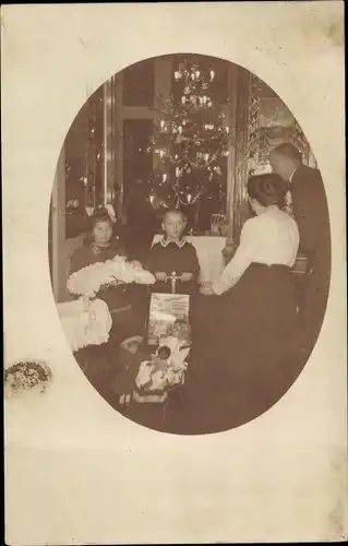 Foto Ak Familie am Weihnachtsbaum, Geschenke, Eltern, Kinder