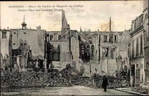 Ak Soissons Aisne, Place du Cloitre et chapelle du college, Trümmer
