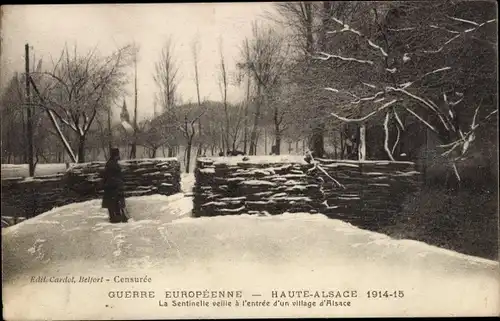 Ak Guerre Europeenne , Haute-Alsace, 1914-1915, La sentinelle veille a l'entree d'un village
