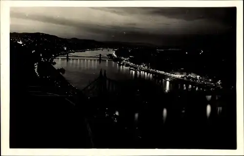 Ak Budapest Ungarn, Donauansicht bei Nacht, Brücken, See