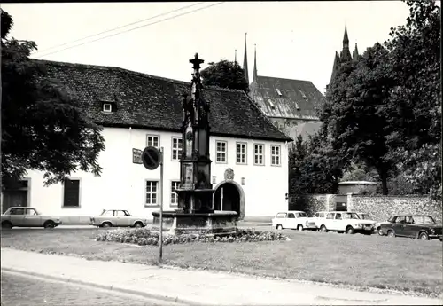 Foto Ak Erfurt in Thüringen, Partie im Ort, Denkmal, Autos