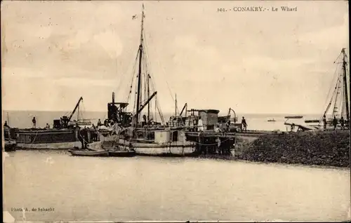 Ak Conakry Guinea, Le Warf, Boote