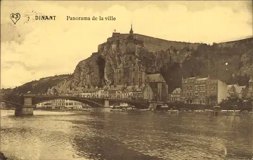 Ak Dinant Wallonien Namur, Panorama de la ville, Brücke, Flußansicht, Festung