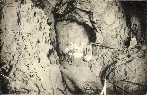 Ak Japan, Gewölbe, Stand in Felsen, Menschen