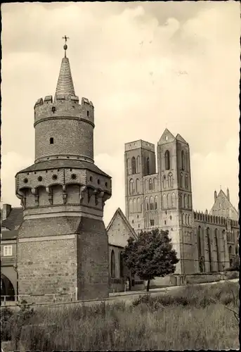 Ak Prenzlau in der Uckermark, Blick auf den Mitteltorturm mit Kirche