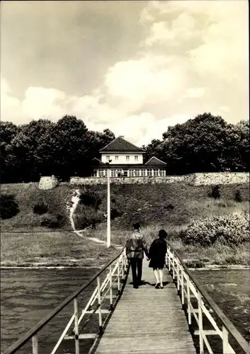 Ak Prenzlau in der Uckermark, Gaststätte am Kap, Ansicht vom Steg, Passanten